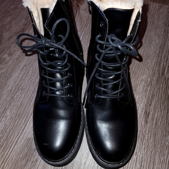 Steve Madden Bettyy Boots - Picture 1 of 8